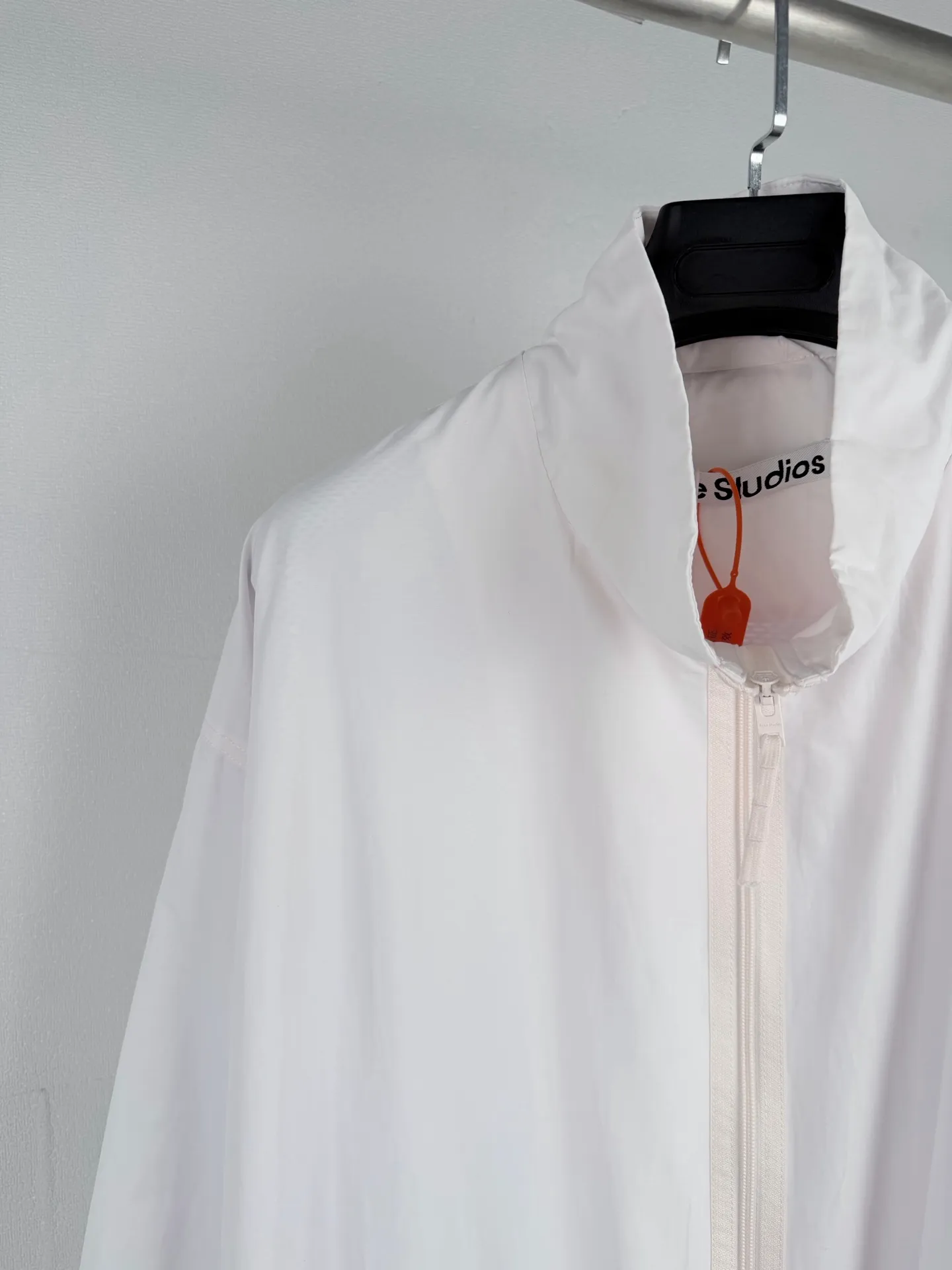 Acne Studios embroidered logo windbreaker jacket. Custom-made Ninglan light woven machine blend. Lightweight and windproof. Stiff and tough. Smoky pink and white calming. It embodies the cool and minimalist Scandinavian aesthetics. Stand-up collar with full zipper for neat opening and closing. Full lining on the inside to improve the smoothness of putting on and taking off. Elastic elasticated precision cuffs at the hem create a relaxed and loose cropped silhouette. Three-dimensional logo embroidery in the same color on the back. Engraved with STOCKHOLM. Chronicle The embroidery is integrated with the body of the garment, hiding the brand's traceability context. The minimalist shape integrates the functional core to interpret the relaxed and relaxed style of high-end ready-to-wear. Process 1: Using imported machine embroidery technology. Using advanced computer control systems and precision mechanical components to realize the Acne Studios logo embroidery operation. High precision. The lines are smooth and delicate. Process 2: The fabrics have been fermented and washed. They have a better hand feel and texture. They are not easy to deform, shrink or fade. Maintain long-term beauty Accessories: Customized 1:1 Acne webbing Customized 1:1 Acne zipper Customized 1:1 Acne trademark Version: Loose version Size: 44 46 48 50